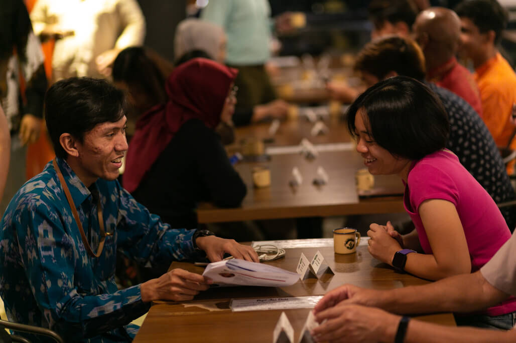 Indonesian journalist Radityo Priyasmoro interacting with an SIF Young Social Entrepreneur Programme alumnus Yoke Pean Thye over dinner. 