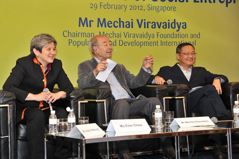 The 2007 Gates Award recipient is joined at the forum by a panel comprising Ms Elim Chew, SIF governor and 77th Street founder (left), and Mr Willie Cheng, director of Lien Centre for Social Innovation (right)