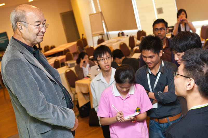 Mechai Viravaidya, Chairman of PDI, advises participants on social business after his dialogue session