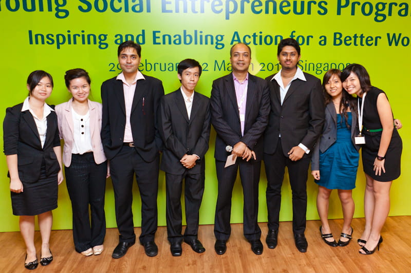 Winners of YSE workshop (Team B): The Daily Artist, Helping Hands, Project Moses and Youth Master, with judges Nawal K. Roy from McKinsey & Co. and Rajen Makhijani from Heidrick & Struggles