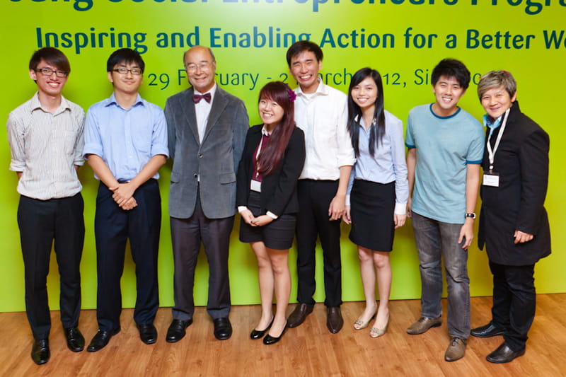 Winners of YSE workshop (Team A): BagoSphere, I.M. Pad and Socialce, with judges Mechai Viravaidya and Elim Chew