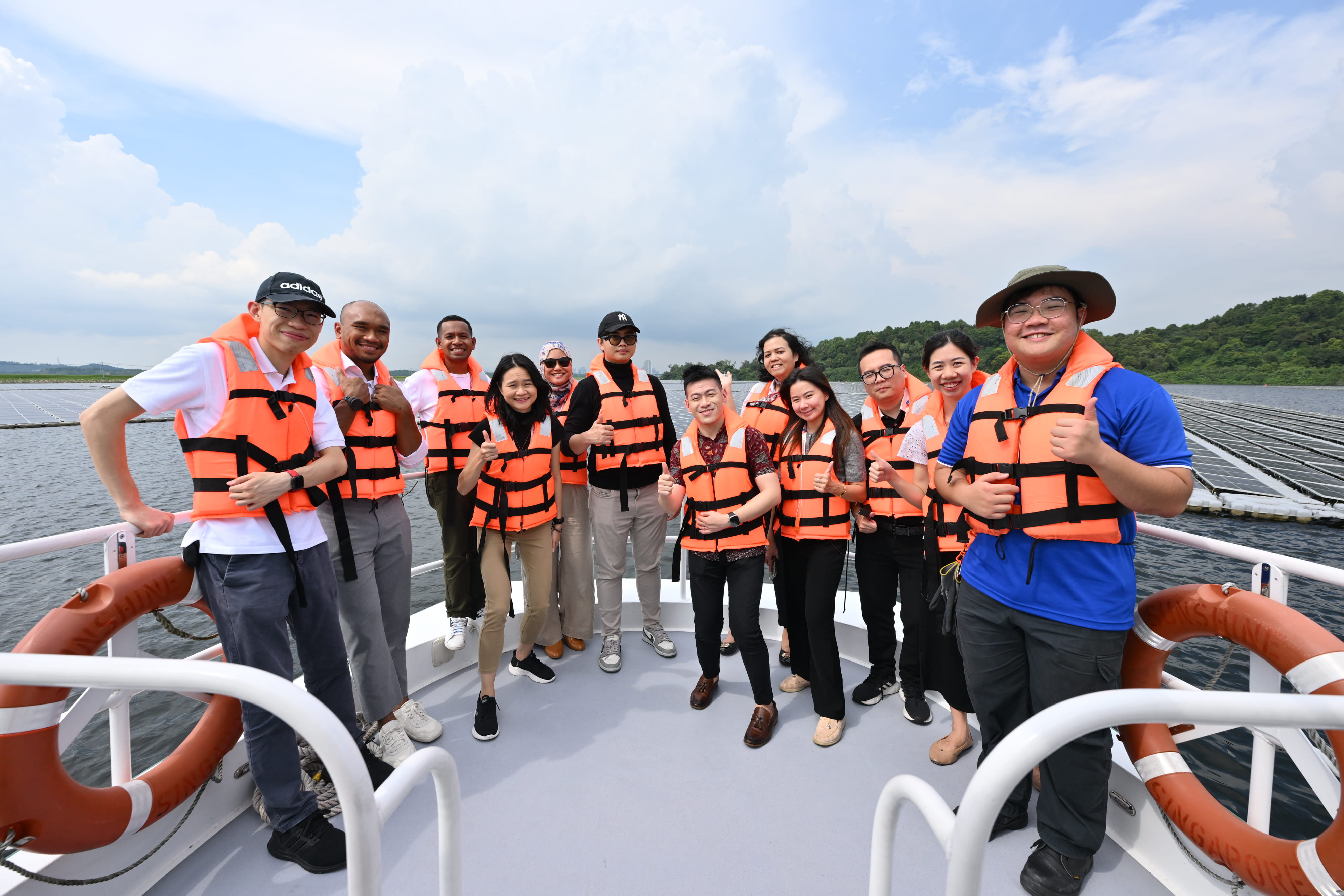 As part of their learning journey, Fellows toured Singapore’s first inland floating solar farm on a solar-powered boat. The 122,000 floating panels (in the background), built across 45 hectares, contribute to Singapore’s goal of quadrupling solar energy deployment by 2025.