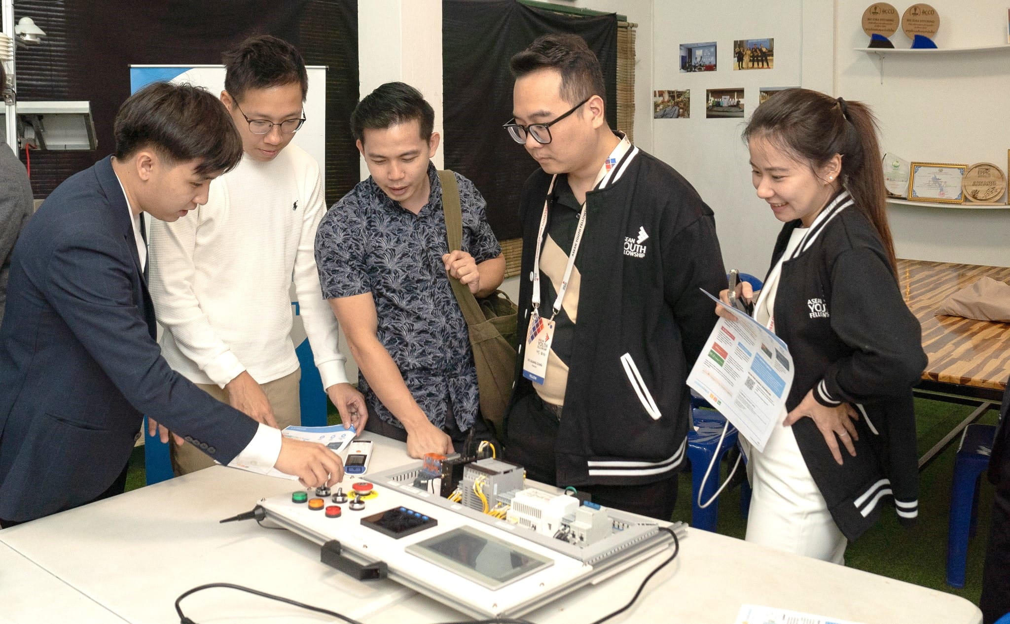 At Makerbox Lao, a community workspace, Fellows were introduced to projects centred on electronics, the Internet of Things (IoT), smart agriculture and the arts. Makerbox Lao supports projects at various stages, from initial concepts to market-ready products.