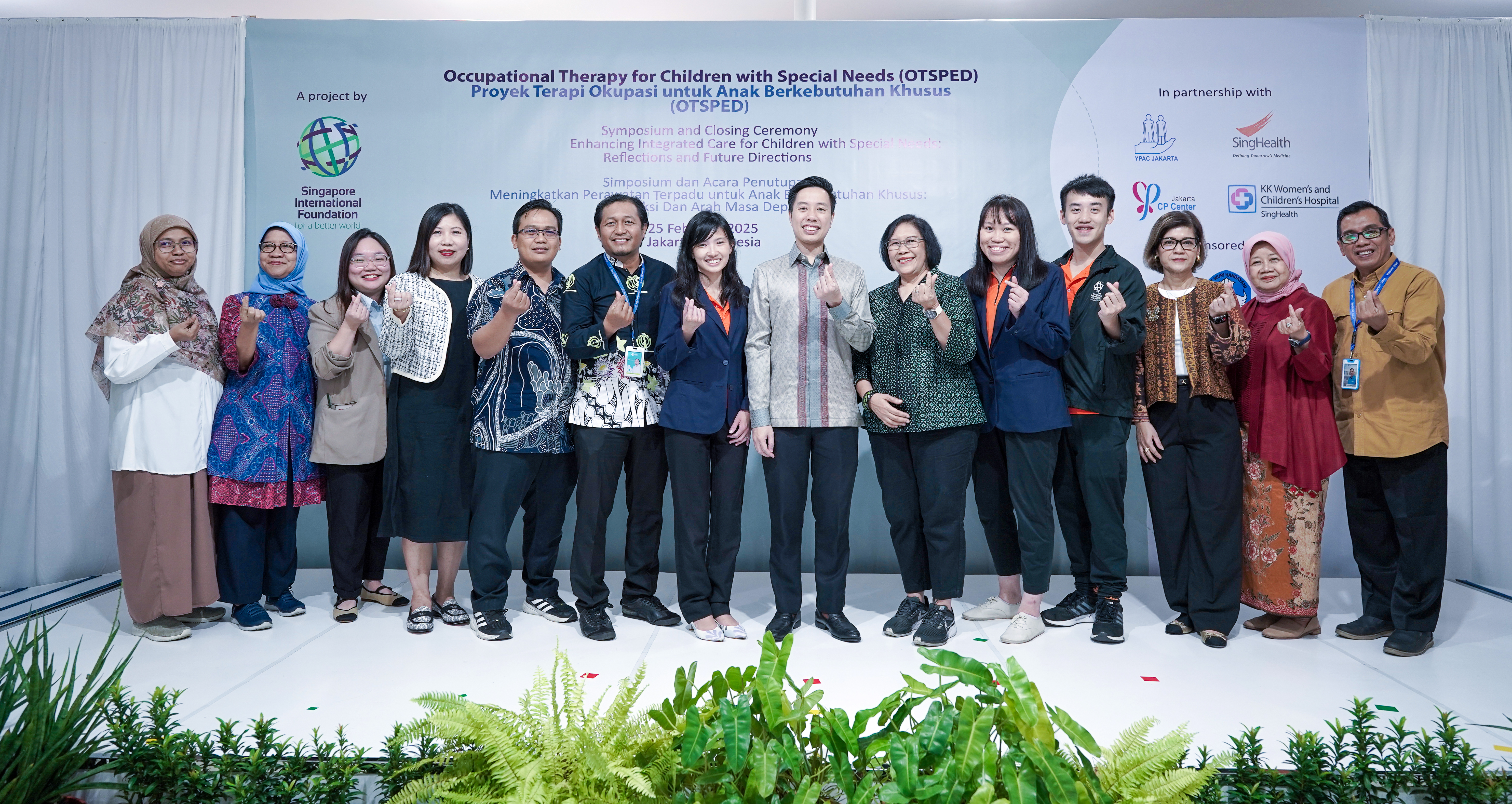 Mr Terrence Teo and representatives from SIF, YPAC Jakarta, and Singapore International Volunteers