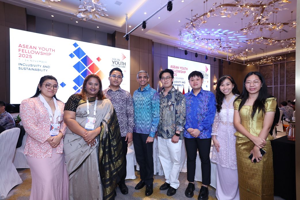 Su Yen Koh (far left), founder of Emotion Pod and Mr Vanu Gopala Menon, the Singapore High Commissioner to Malaysia (center), alongside fellow changemaker at the at the ASEAN Youth Fellowship (AYF) 2025 co-organised by the Singapore International Foundation (SIF) and the National Youth Council (NYC) Singapore, to drive inclusivity and sustainability across the region.