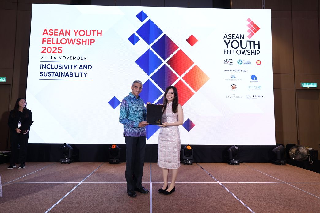 Co-founder of Speedoc, Serene Cai (right), recognised for her contributions to the 2025 cohort of the ASEAN Youth Fellowship by Mr Vanu Gopala Menon, the Singapore High Commissioner to Malaysia.