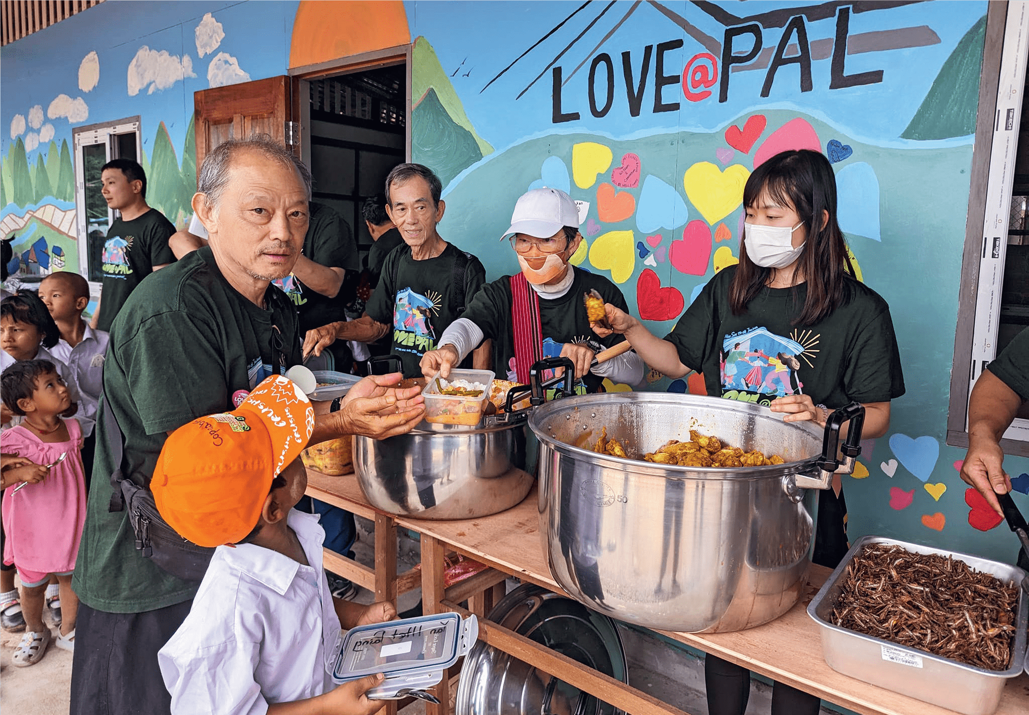 A Love Pal Cafe project in Thailand’s Mae Sot town helped to build toilets, classrooms and a playground. The mission also provided classroom furniture, treatment by TCM doctors, as well as the contribution of necessary items such as clothes, school supplies and computer equipment.