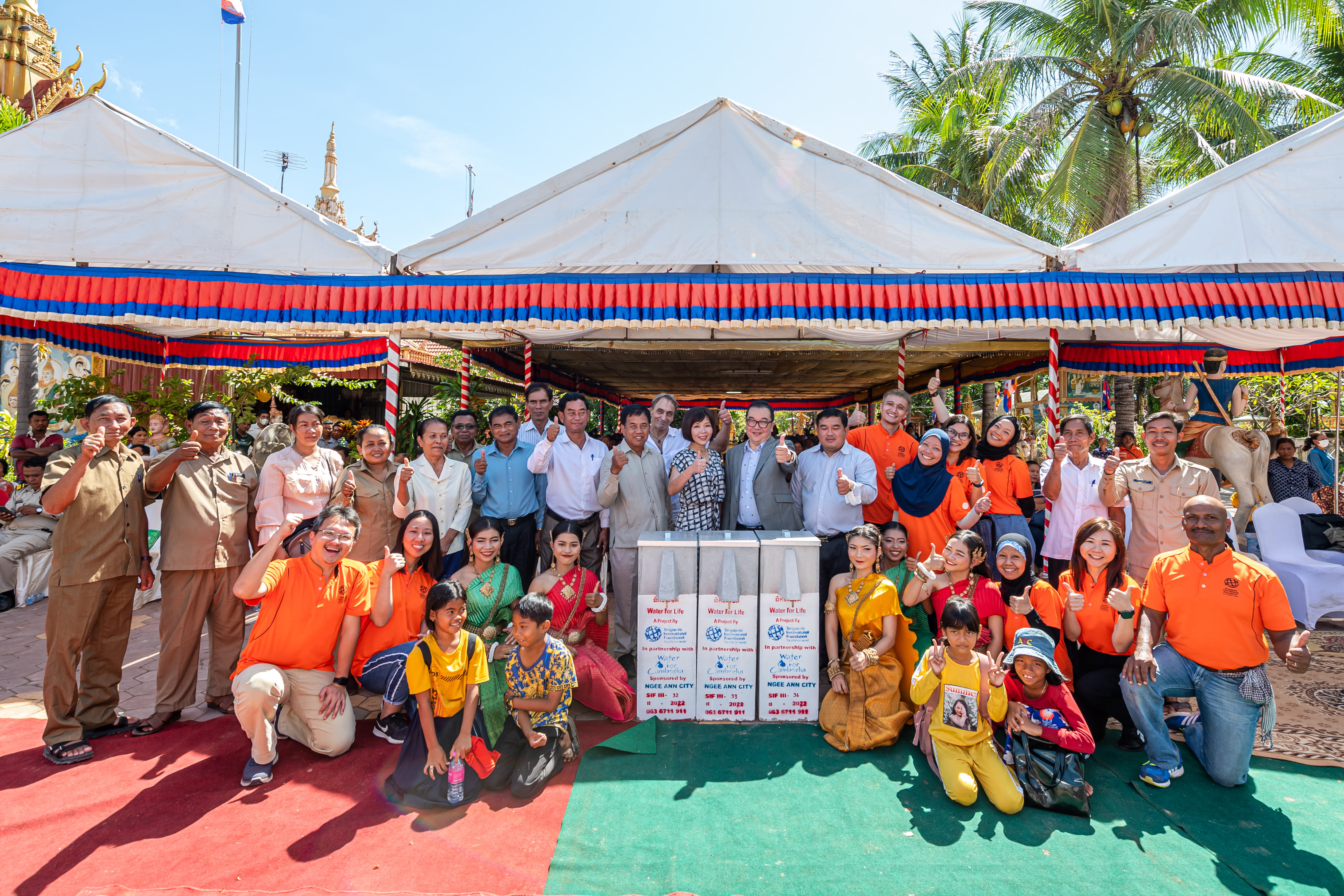 SIVs (in orange) pose for a commemorative shot at the launch of the third phase of the WFL project in Siem Reap. The launch was attended by the Singapore’s Ambassador to Cambodia, Ms Teo Lay Cheng (centre, in patterned dress), members of the municipal authorities, commune and district representatives as well as the villagers.