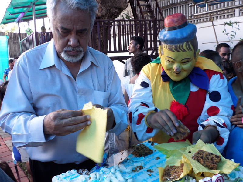 PM Xanana Gusmão distributes his birthday cake for his guests.
