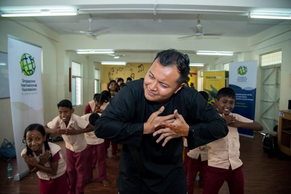 High school students and Fellows enthusiastically interacted through singing Tamil folk songs infused with basic shapes created by Malay dance movements during the cross-cultural collaboration between Singaporean Fellow, Muhammad Noramin (centre) and Manjula Ponnapalli, Music Education Consultant from NalandaWay Foundation