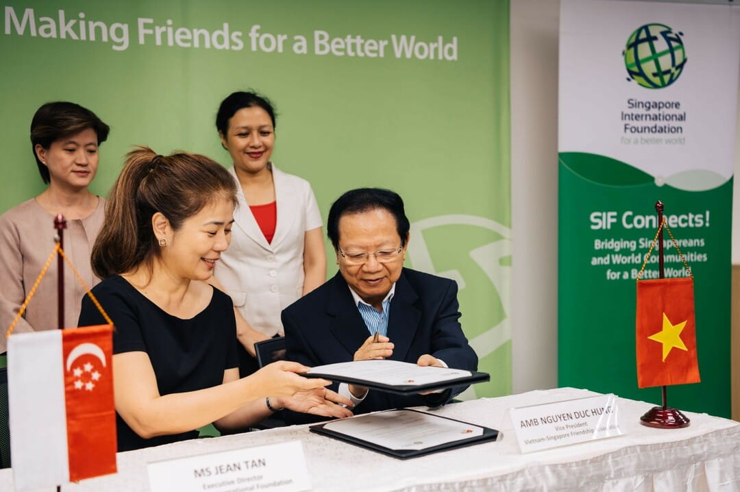 SIF and VSFA renewed a Memorandum of Understanding, committing to another five years of cooperation between Singapore and Vietnam at the people-to-people level. (Clockwise from top left): Amb Catherine Wong, Singapore’s Ambassador to Vietnam, Amb Nguyen Phuong Nga, President of the Vietnam Union of Friendship Organisation, Ambassador Nguyen Duc Hung, VSFA Vice President, and Ms Jean Tan, SIF Executive Director.