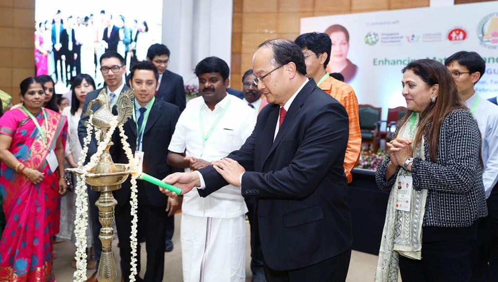 Mr Roy Kho, Consul General, Consulate-General of the Republic of Singapore in Chennai, lights an Indian lamp as a customary gesture to kickstart the leaders’ dialogue. He is flanked by the Tamil Nadu Health Minister, Dr C Vijayabaskar (in white), and fellow Singaporeans from the SIF, TFI, and SingHealth.