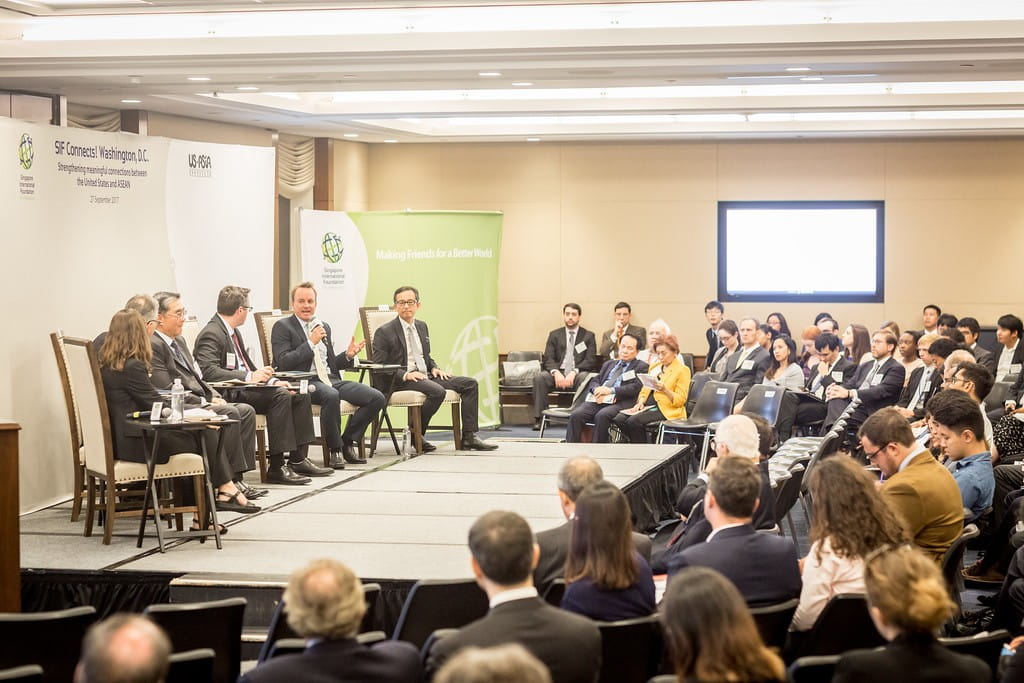 (Above) The dialogue attracted a room full of Friends of Singapore, who exchanged insights with the panelists on how the US and ASEAN could collaborate for change and deepen people-to-people ties.