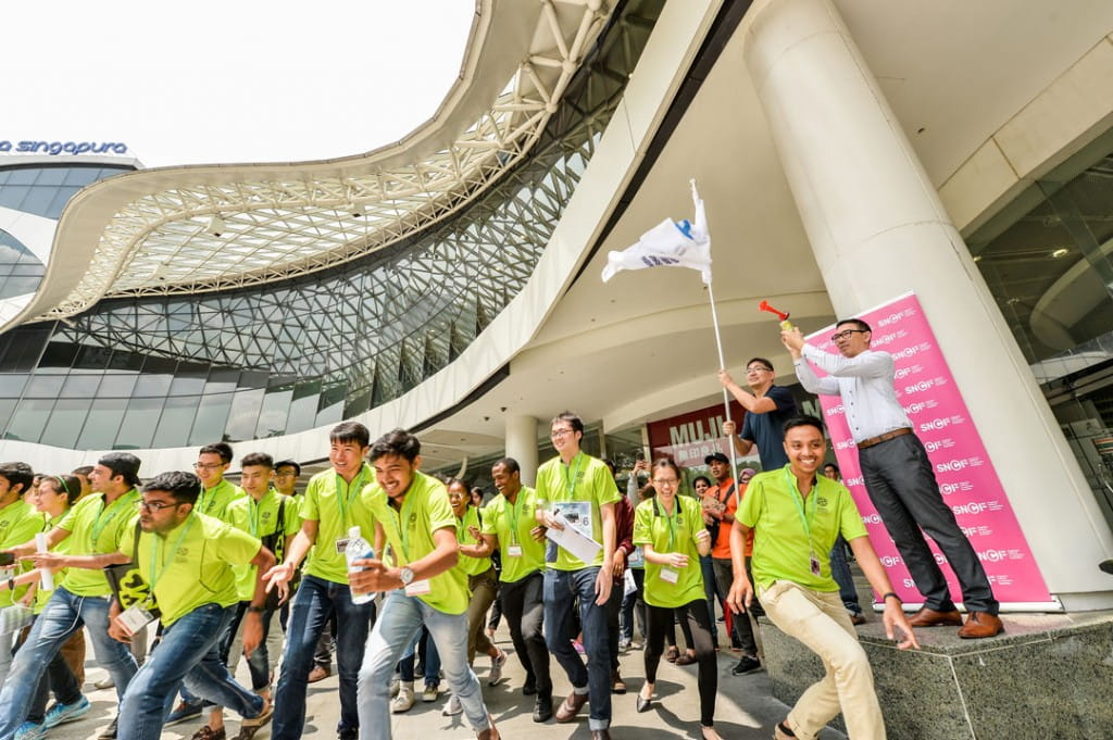 Mr Jaryll Chan, SIF Division Director (Programmes), sounding the horn to signal the start of the SCOOP Trail where YSE 2018 Workshop participants raced around the island to learn more about Singapore’s co-operatives and their social missions.
