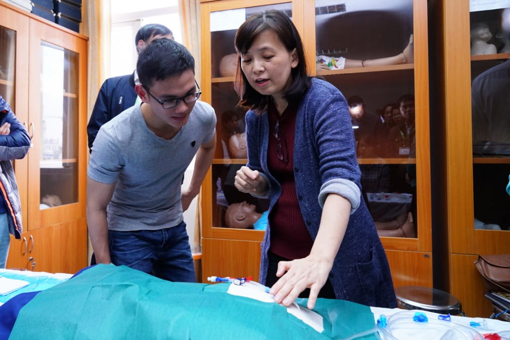 Ms Ooi Swee Ling (right), Singapore International Volunteer and Assistant Nurse Clinician, Renal Medicine, Tan Tock Seng Hospital, sharing her medical expertise with Vietnamese healthcare practitioners during a training workshop to ensure the delivery of safe healthcare services to kidney patients.