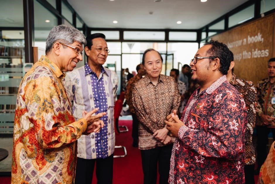 Mr Anang Fitrianto Sapto Nugroho (extreme right), BPAD DIY librarian, sharing about the library facilities during the Minister’s visit at Grhatama Pustaka Library after the launch of the SIF’s WoW (Yogyakarta) programme. (From left) Dr Yaacob Ibrahim; Sri Sultan Hamengkubuwono X; and Associate Professor Peter Pang.