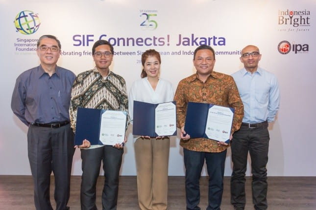 The renewal in the collaboration in education between SIF, IBF and IPA for another two-year term from 28 May 2016 was signed by IPA President I Komang Narendra (second from left), SIF Executive Director Jean Tan (centre) and IBF Chairman Ibrahim Senen (second from right). The signing ceremony was witnessed by SIF Chairman, Ambassador Ong Keng Yong (far left) and Singapore Ambassador to Indonesia Anil Kumar Nayar (far right).