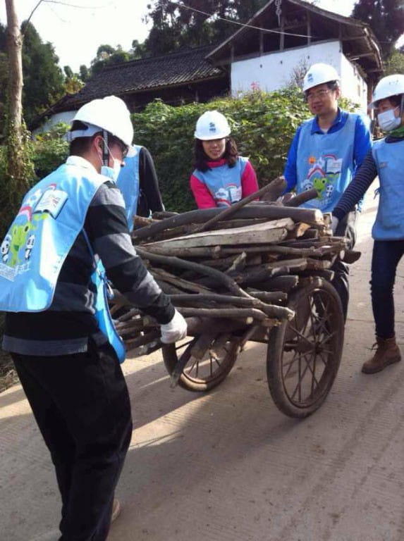Zhou Ji (right) hard at work helping villagers to build their temporary shelters.