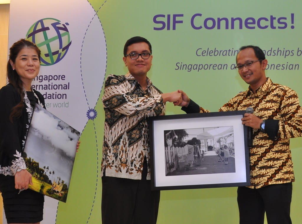Ms Jean Tan, Executive Director, SIF (left), Mr Komang Narendra Vice-President, Indonesian Professionals’ Association (centre) and Mr Moch Kurniawan, SIF Representative in Jakarta (right) celebrate the inauguration of the SIF-IBF-IPA collaboration in the area of education.
