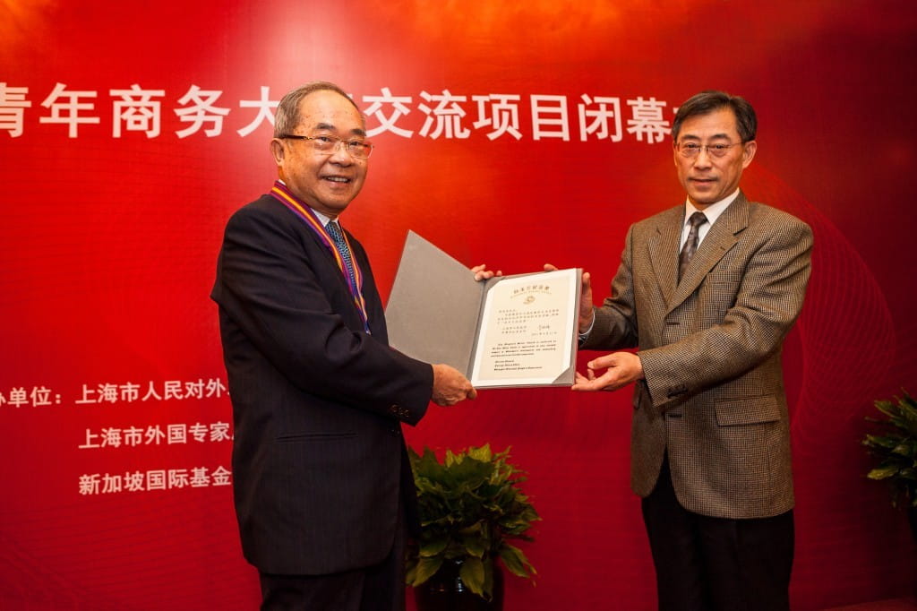 SIF Governor Professor Cham Tao Soon (left) receiving the Magnolia Award from SPAFFC Executive Vice President Mr Wang Xiaoshu for his outstanding contributions to Shanghai’s social and economic development through foreign exchange and cooperation.