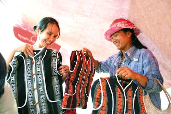 Hoàn (left) visiting Hien at her clothing shop in a tourist area in Ninh Binh province.
