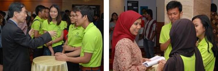 Thai YSE team Local Alike (left photo) and Indonesian team Hejo Green Fertiliser (right photo) sharing the vision behind their social enterprises with Thai Consul General Nat Pinyowattanacheep and Indonesian Consul for Socio-Cultural Affairs Pratiwi Amperawati.