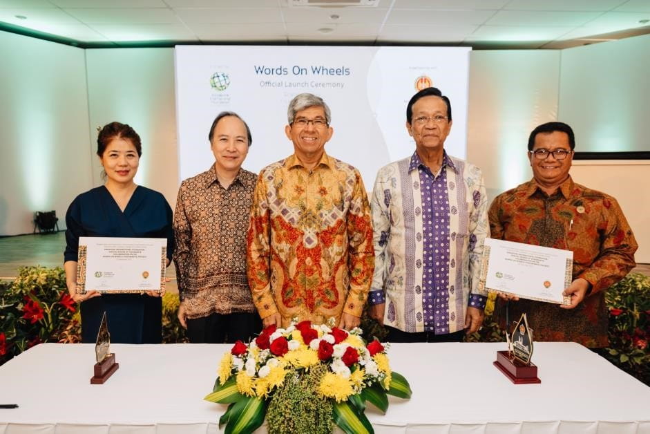 The SIF partnered with BPAD DIY, to bring the SIF’s WoW mobile library to over 5,000 students annually in Yogyakarta over the next three years. (From left) Ms Jean Tan; Associate Professor Peter Pang; Minister Dr Yaacob Ibrahim; Sri Sultan Hamengkubuwono X; Mr Budi Wibowo.