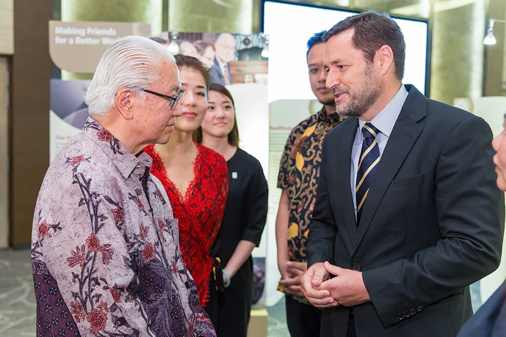 Mr Roland Davis, Director, British Council Singapore, shares with President Tan about the collaborations between the British Council and the SIF to bridge the Singapore and British communities to effect greater mutual understanding between both communities.