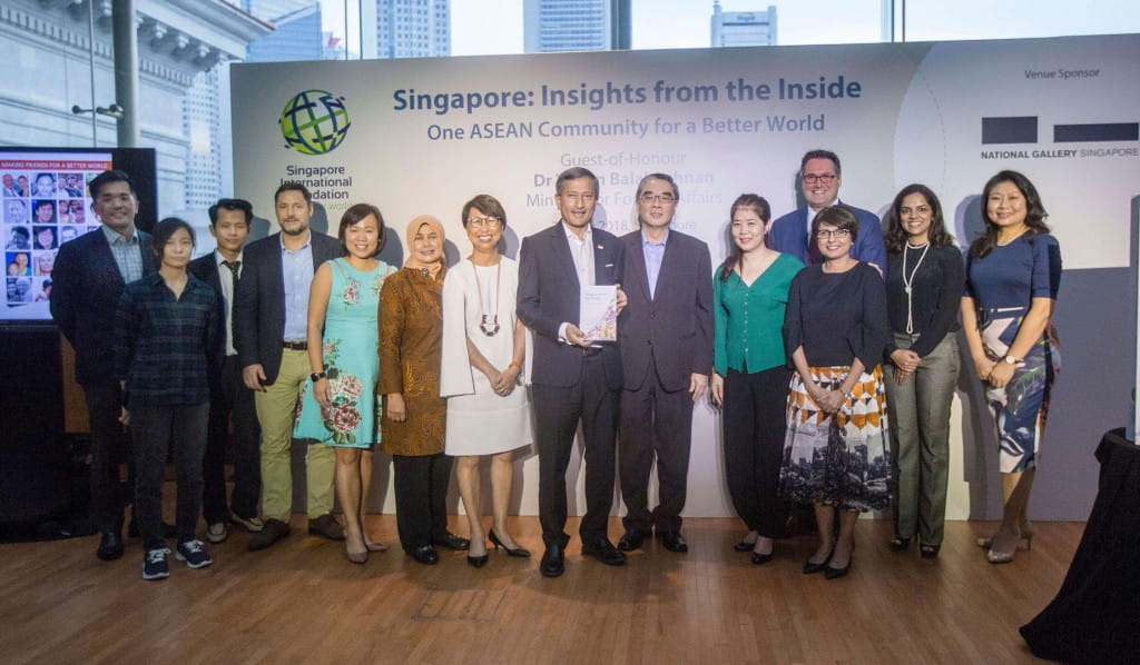 Minister for Foreign Affairs Dr Vivian Balakrishnan with SIFTI contributors, members of SIF’s board of governors and SIF’s Executive Director Jean Tan (fifth from right).
