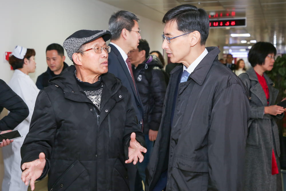 YHDRA’s Director of Experts Panel, Professor Zhang Kai Ning (left) exchanges insights with Dr Wu Huei Yaw, SIV Team Leader and Senior Consultant at the Department of Palliative Medicine, TTSH.